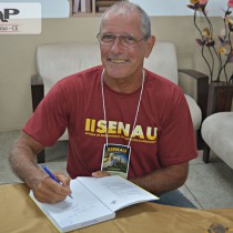 Professor Tubino faz noite de autógrafos na Biblioteca da FAP