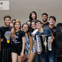 Junto à sanfona, o aluno Felipe Matos faz público do FAPPY HOUR dançar