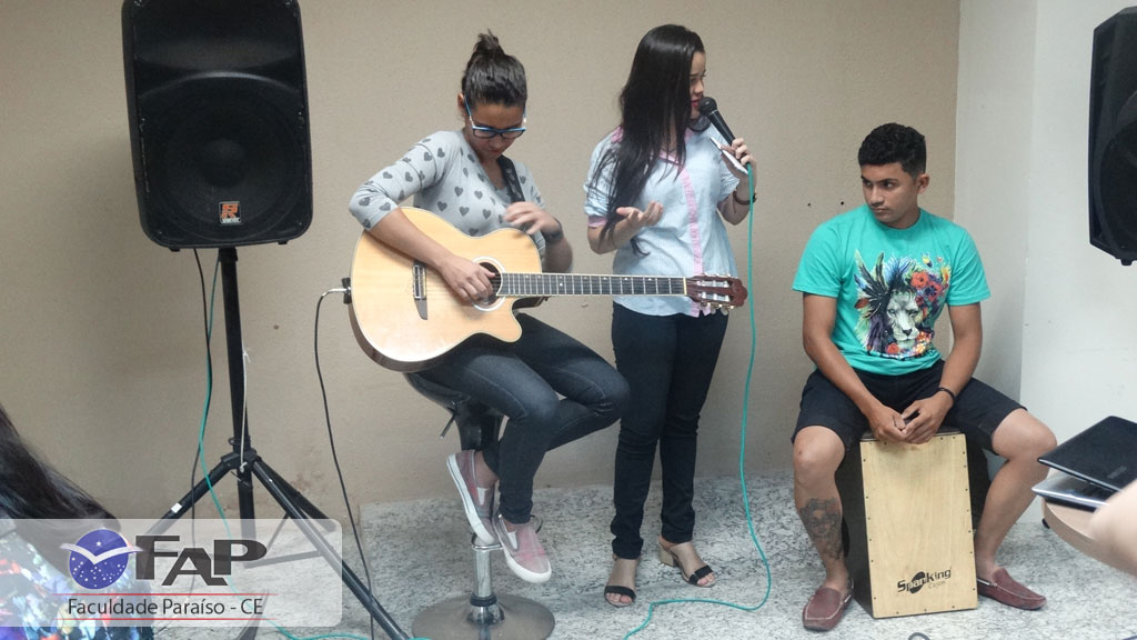 A cantora e aluna de Marketing, Karynna Ferreira, canta no FAPPY HOUR