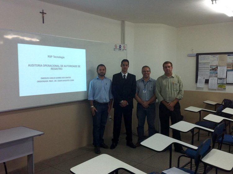 Da esq. para a dir.: Prof. Me. Jorge Raniere, Emerson Carlos, Prof. Dr. Cesar Cusin e Prof. Esp. Pedro Jorge